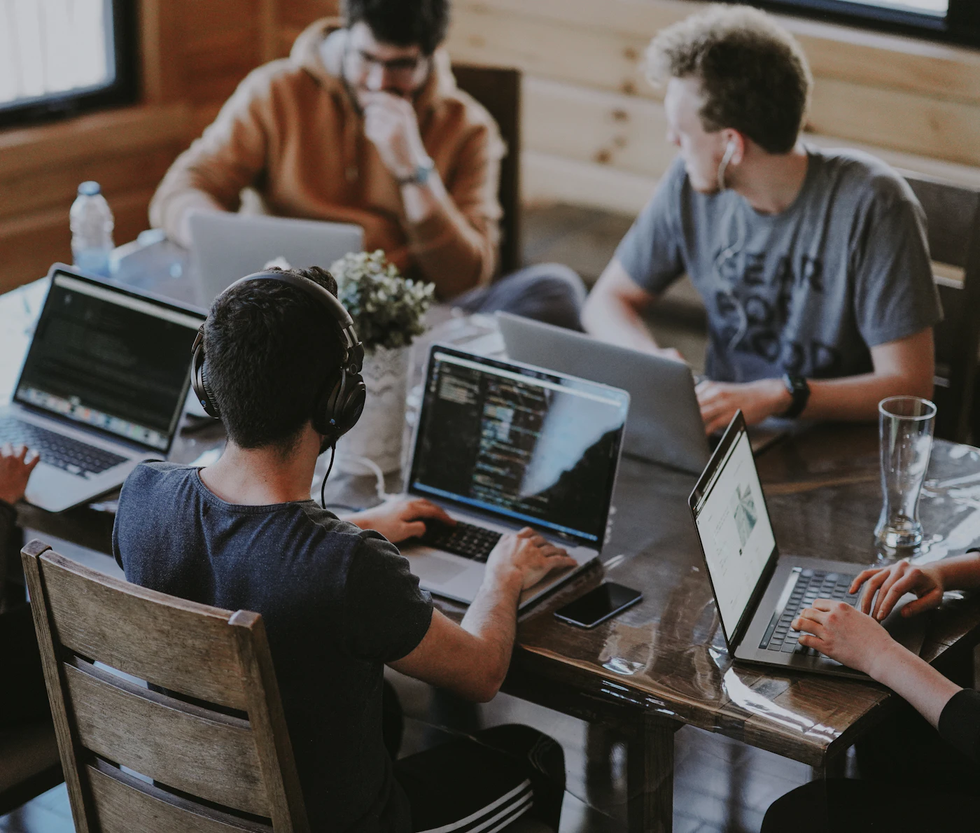 Tim Edutech mengerjakan website dan aplikasi untuk klien